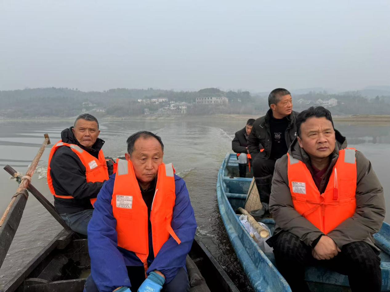 1水库淤积测量小组坐船前往淤积测量点.jpg